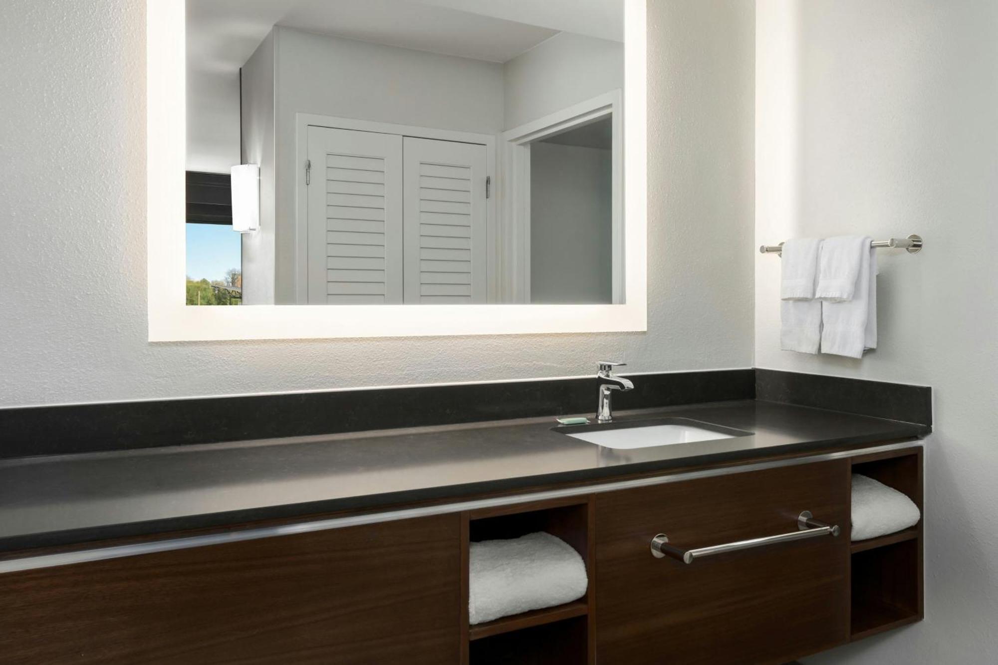 Courtyard By Marriott Chattanooga Downtown Екстер'єр фото